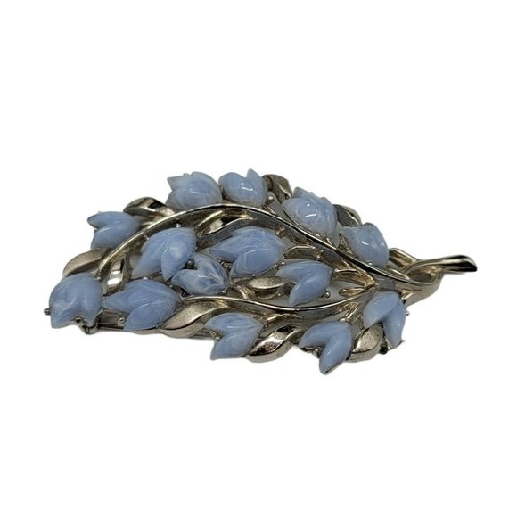 Crown Trifari Blue Lucite Molded Flower Silver Ton - Picture 3 of 6
